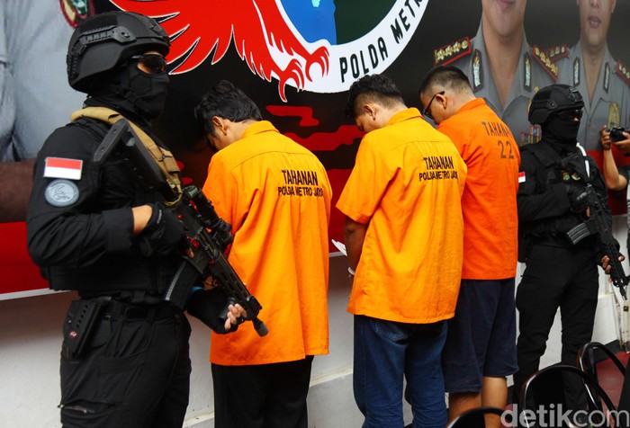 Diringkus Polisi, 3 Pengedar Heroin Tertunduk Malu Kabid Humas Polda Metro Jaya Kombes Yusri Yunus bersama Tim Unit 2 Subdit 3 Direktorat Reserse Narkoba Polda Metro Jaya memperlihatkan barang bukti dari kasus tersebut