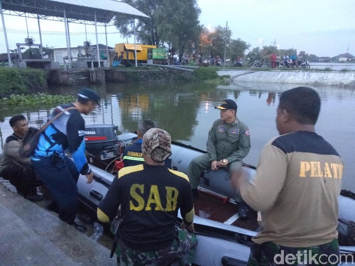 Sebuah pesawat latih jenis Tobago T 2405 melakukan pendaratn darurat di kawasan tambak Sidoarjo. Tepatnya di Dusun Ketingan, Kelurahan Gebang, Kecamatan Kota Sidoarjo.