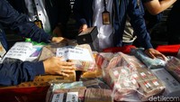 Polisi hingga kini masih mengusut kasus tersebut termasuk ke mana saja uang-uang hasil curian itu digunakan para pelaku.