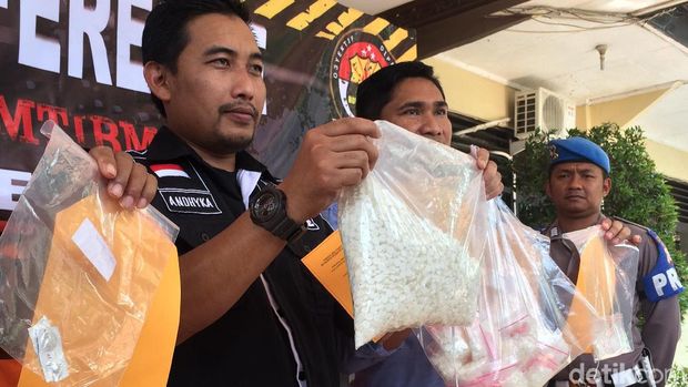 Barang bukti ribuan pil trihexipenidyl