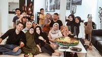 Alhamdulillah bisa kumpul dan syukuran bersama keluarga, tulis Cita. Ternyata Roy juga sudah dikenalkan ke keluarga Cita. Kabarnya mereka akan melangsungkan pernikahan di Indonesia. Foto: instagram @cita_citata