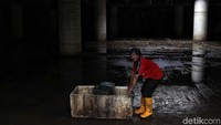 Meski telah surut, petugas PPK Kemayoran tetap bersiaga dan rutin memeriksa pompa air guna mengantisipasi banjir di underpass tersebut.