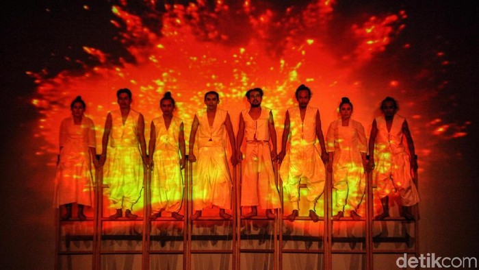 Pertunjukan Teater Under the Volcano