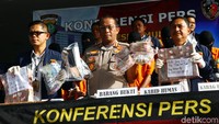 Kabid Humas Polda Metro Jaya Kombes Yusri Yunus menunjukkan barang bukti sisa uang yang diamankan dari para pelaku.