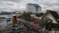 Kebakaran ini dilaporkan terjadi pukul 09.00 WIB.