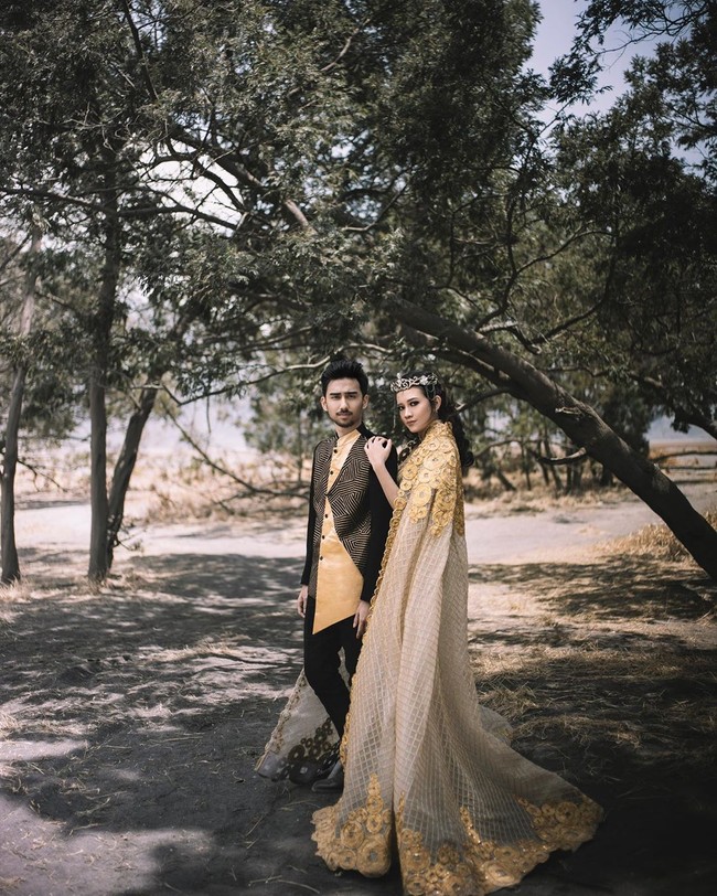 Selain gaun pengantin, Ivan juga merancang gaun untuk sesi pemotretan pre-wedding Berlian.(Foto: Instagram/@berlianinsyirah)