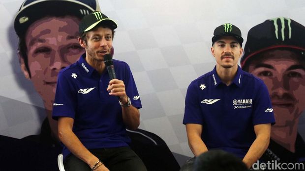 Dua bintang MotoGP Valentino Rossi dan Maverick Vinales menyapa pendukungnya di Hotel Sheraton Bandara, Tangerang. Begini momennya.