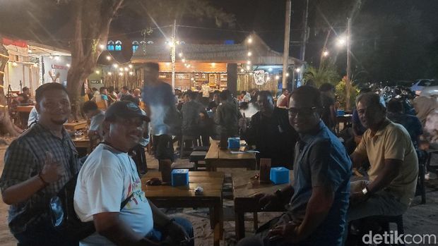 Natuna Kondusif, Warga Santai Ngopi