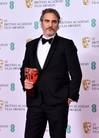 Viral, Momen Joaquin Phoenix Salah Beri Hormat ke Pangeran William