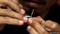 Awalnya Hendri membuat patung ukir mini ini hanya bertujuan untuk koleksi pribadi. Namun siapa sangka, dari koleksi pribadi ada yang tertarik dengan hasil kerajinan tangannya.