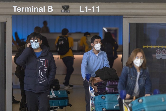 AS Larang Warga Negara Asing Masuk dari China Imbas Virus Corona Lebih dari 20 ribu orang terinfeksi virus corona di berbagai negara dunia. Hal itu membuat AS larang penumpang masuk dari China untuk cegah penyebaran virus itu
