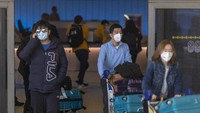 Seorang penumpang tiba di LAX Internasional Tom Bradley di Los Angeles, California.