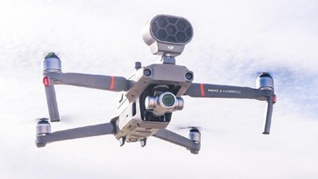 Untuk mengawasi masyarakat, Pemerintah China memakai drone yang bisa dipasangi speaker salah satunya DJI Mavic 2. Kemampuan daya jelajah sampai 18 km selama 31 menit dan jangkauan dari kontroller sampai sejauh 5.000 meter (Youtube)