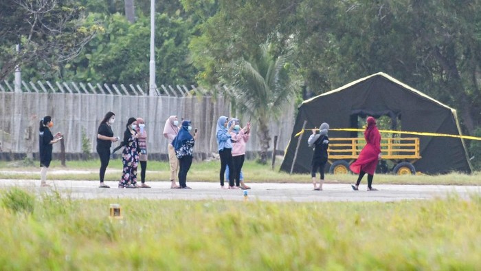 Sejumlah Warga Negara Indonesia (WNI) asal Wuhan, Hubei, China beraktivitas di depan Hanggar Pangkalan Udara Raden Sadjad, Ranai, Natuna, Kepulauan Riau, Selasa (4/2/2020). Menurut data Kementerian Kesehatan bahwa 238 orang WNI yang menjalani proses observasi sebagai antisipasi tertular virus Corona bahwa kesehatannya dalam keadaan baik dan sehat, tidak ada satupun dari mereka yang menunjukkan gejala infeksi seperti demam, batuk dan pilek. ANTARA FOTO/M Risyal Hidayat/hp.