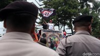 Aksi driver taksi online mendapat penjagaan dari aparat kepolisian.