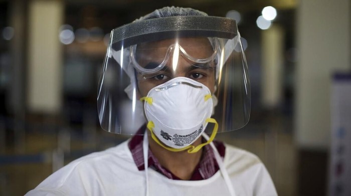 Afghanistan Perketat Pengawasan Penumpang Imbas Virus Corona Afghanistan perketat pengawasan di bandara terkait wabah virus corona. Para penumpang yang tiba di bandara mendapat pemeriksaan kesehatan dari petugas bandara.