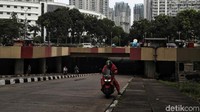 Sejumlah kendaraan tampak kembali melintasi Underpass Kemayoran yang telah surut dari banjir. Sejumlah kendaraan tersebut melewati underpass ini, baik yang mengarah dari Rumah Susun Conver Kemayoran menuju ke arah Sekolah Internasional Gadhi Memorial maupun sebaliknya. Kondisi lalu lintas kendaraan di sini nampak ramai lancar.