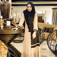 Bebi Silvana yang sebelum berhijab pernah gagal menjalani rumah tangga tampil cantik saat mengenakan khimar instan yang menutupi bagian dada dan gamis warna cokelat muda. Foto: instagram @bebi.silvana