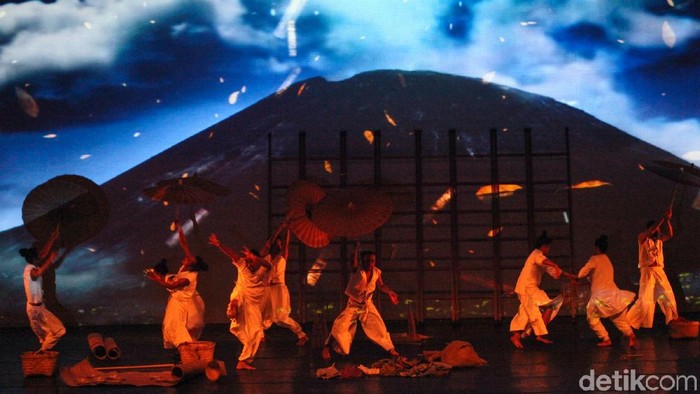 Pertunjukan Teater Under the Volcano