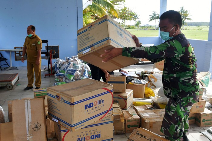 KEBUTUHAN LOGISTIK OBSERVASI WNI DI NATUNA Petugas medis memeriksa logistik bagi WNI yang sedang menjalani observasi pascaevakuasi dari Wuhan China di Pangkalan Udara TNI AU Raden Sadjad, Ranai, Natuna, Kepulauan Riau, Selasa (4/2/2020). Menurut data Kementerian Kesehatan, sebanyak 238 orang WNI yang menjalani proses observasi virus Corona tersebut kondisi kesehatannya baik dan tidak ada satupun dari mereka yang menunjukkan gejala infeksi seperti demam, batuk dan pilek. ANTARA FOTO/M Risyal Hidayat/aww.