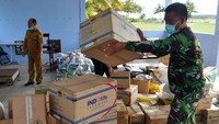 Logistik bagi WNI yang sedang menjalani observasi tiba di Pangkalan Udara TNI AU Raden Sadjad, Ranai, Natuna, Kepulauan Riau, Selasa (4/2/2020). 