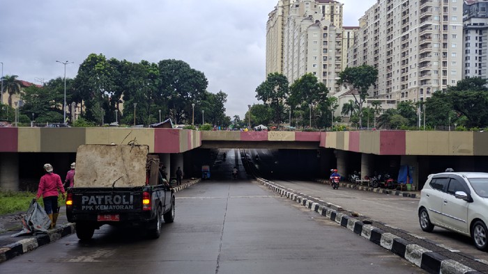 Banjir di underpass Kemayoran, Jakarta Pusat, kini telah surut. Kendaraan sudah bisa melalui underpass ini.