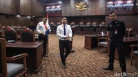 Dalam gugatannya itu, Eliadi-Ruben menyoal Jokowi yang melakukan hal serupa tapi tidak ditilang. Peristiwa yang dimaksud Eliadi yaitu kala Jokowi berkendara untuk menuju pasar di Jalan Sudirman, Kebon Nanas, Tangerang, Banten pada November 2018 pukul 06.20 WIB. Kala itu, ia sedang kampanye Pilpres, bukan dalam tugas negara. Berani tilang Jokowi?
