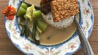 Lodeh labu siam dan kacang panjang yang sederhana dari Depot Lodeh Porong ini gurih sedap. Lauknya cukup tempe goreng dan sambal terasi. Mantap! Foto : Instagram @dianitaokta