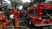 Sekitar 12 unit mobil pemadam kebakaran dikerahkan.