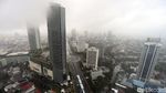 Kabut Selimuti Gedung Pencakar Langit di Jakarta