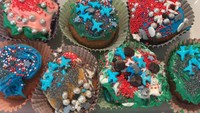 Wanita 43 tahun ini ternyata hobi membuat kue. Bersama anak-anaknya, Shakira membuat cupcake imut dengan topping meriah dan berwarna-warni. Foto: Instagram shakira