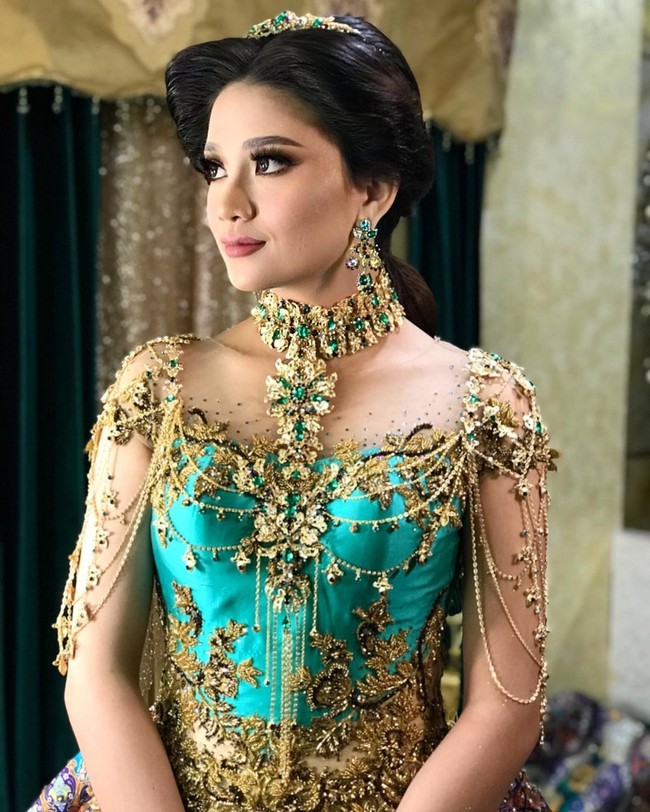 Tampak Berlian memakai gaun tosca yang dihiasi brokat dan embellishment heboh bernuansa emas. Tidak ketinggalan sebuah statement necklace dengan bebatuan berwarna hijau zamrud. Dalam keterangan foto itu, Ivan mendeskripsikan Berlian sebagai seorang putri dengan kekuatan pendekar saat memakai gaun karyanya. She is princess with the strength of a warrior. I hope you’re happy with this made by love  @love_ivangunawan ‘s pieces of arts ❤ @berlianinsyirah, tulis Ivan. (Foto: Instagram/@ivan_gunawan)