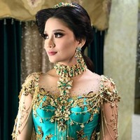 Tampak Berlian memakai gaun tosca yang dihiasi brokat dan embellishment heboh bernuansa emas. Tidak ketinggalan sebuah statement necklace dengan bebatuan berwarna hijau zamrud. Dalam keterangan foto itu, Ivan mendeskripsikan Berlian sebagai seorang putri dengan kekuatan pendekar saat memakai gaun karyanya. She is princess with the strength of a warrior. I hope you’re happy with this made by love  @love_ivangunawan ‘s pieces of arts ❤ @berlianinsyirah, tulis Ivan. (Foto: Instagram/@ivan_gunawan)