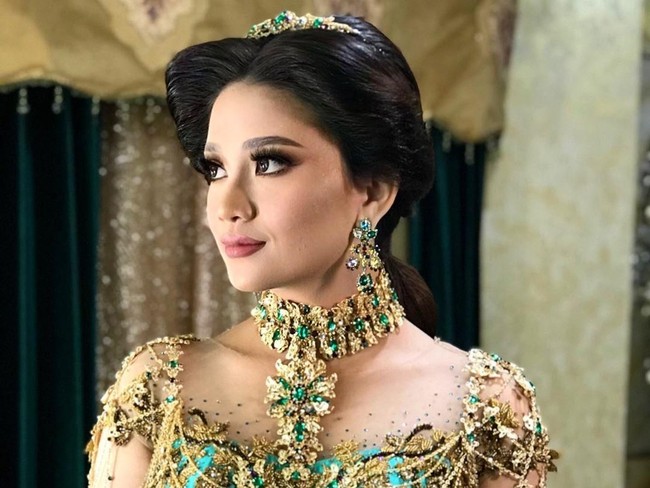 Untuk menyempurnakan gayanya, Berlian memakai aksesori senada karya desainer kondang Rinaldy A. Yunardi. Gaya Berlian semakin mirip Jasmine dengan rambut bergaya pony-tail bergelombang. (Foto: Instagram/@ivan_gunawan)