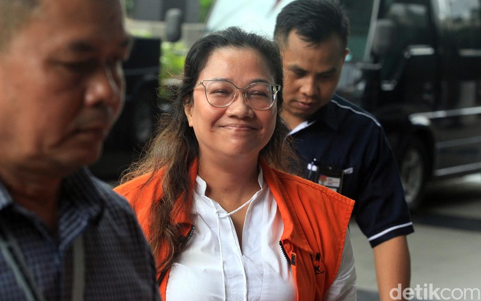 Agustiani Tio Kembali Diperiksa KPK Soal Suap PAW Eks anggota Bawaslu Agustiani Tio Fridelina kembali diperiksa KPK. Ia diperiksa soal kasus suap PAW yang menyeret dirinya dan eks Komisioner KPU Wahyu Setiawan.