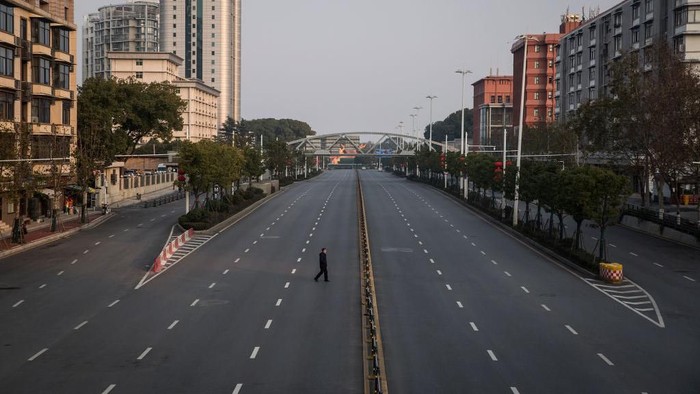 WUHAN, CHINA - FEBRUARY 03:  (CHINA OUT) A person wears a protective mask as he walks down an empty street on February 3, 2020 in Wuhan, Hubei province, China. The number of those who have died from the Wuhan coronavirus, known as 2019-nCoV, in China climbed to 361 and cases have been reported in other countries including the United States, Canada, Australia, Japan, South Korea, India, the United Kingdom, Germany, France, and several others.  (Photo by Getty Images)