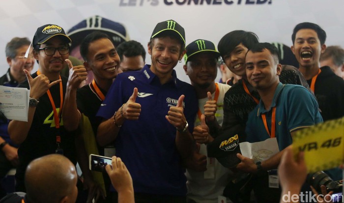 Dua bintang MotoGP Valentino Rossi dan Maverick Vinales menyapa pendukungnya di Hotel Sheraton Bandara, Tangerang. Begini momennya.