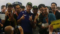 Puluhan anggota Fans Club Valentino Rossi Indonesia menyambut kedatangan sang pembalap idolanya di Hotel Sheraton Bandara, Tangerang (4/2/2020). Aku tresno Indonesia, kata The Doctor.
