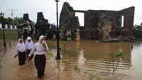 Banjir yang merendam situs cagar budaya itu diketahui terjadi akibat kondisi drainase di lokasi itu sudah dangkal.