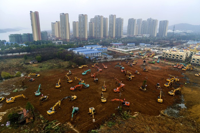 Melihat Lagi Proses Pembangunan RS Pasien Corona Sejumlah pasien virus corona di Wuhan mulai dipindahkan ke RS Huoshenshan. Rumah sakit darurat tersebut dibangun hanya dalam waktu 10 hari.