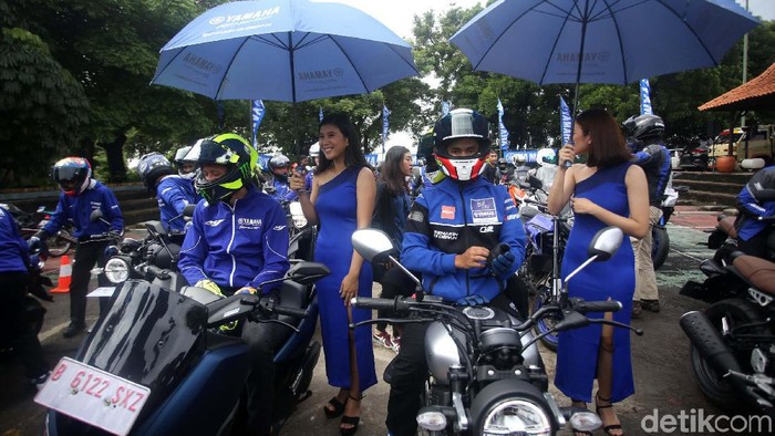 Dua pebalap Yamaha, Valentino Rossi dan Maverick Vinales berkesempatan menjajal line up terbaru motor Yamaha Indonesia. Rossi menjajal All New Nmax.