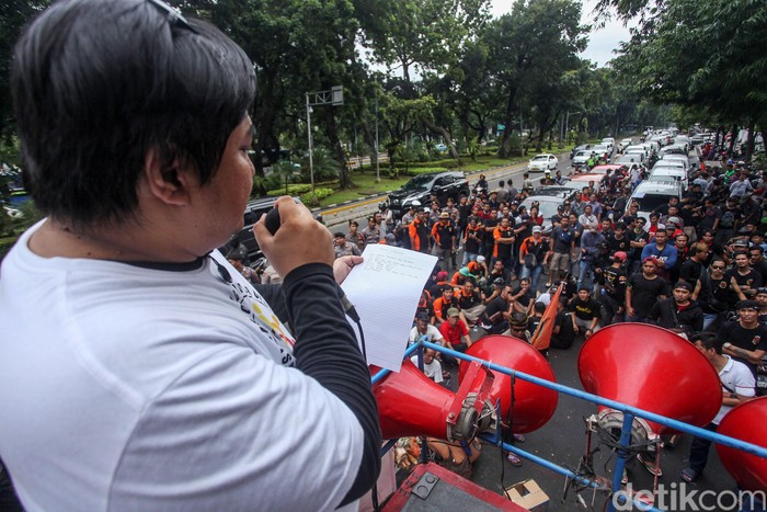 Sejumlah massa dari driver taksi online berunjuk rasa di depan Kementerian Perhubungan, Jakarta, Selasa (4/1/2020). Dalam aksinya mereka menuntut kenaikan tarif hingga alokasi order yang merata.
