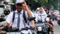 Aksi tak terpuji dan berbahaya itu dilakukan oleh sejumlah pelajar yang melintas di kawasan tersebut.
