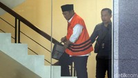 Tersangka penerima suap diduga mendapatkan suap karena memenangkan Ibnu dalam beberapa proyek antara lain proyek wisma atlet, Pasar Porong, Jalan Candi-Prasung dan peningkatan Afv Karag Pusang Desa Pagerwojo.