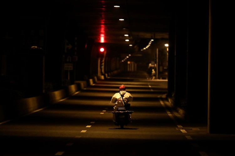 WUHAN, CHINA - FEBRUARY 03:  (CHINA OUT) A person wears a protective mask as he walks down an empty street on February 3, 2020 in Wuhan, Hubei province, China. The number of those who have died from the Wuhan coronavirus, known as 2019-nCoV, in China climbed to 361 and cases have been reported in other countries including the United States, Canada, Australia, Japan, South Korea, India, the United Kingdom, Germany, France, and several others.  (Photo by Getty Images)