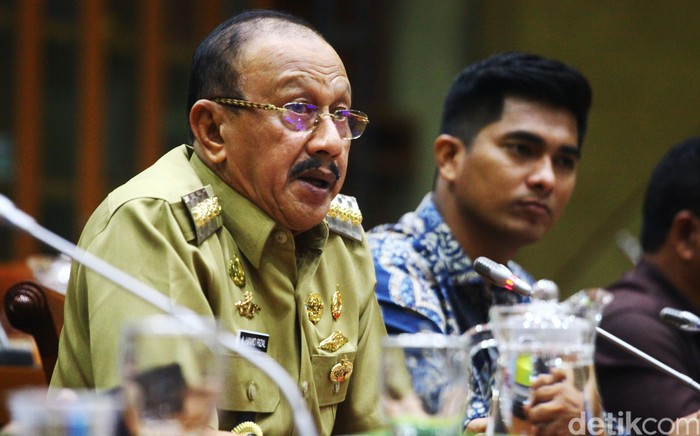 Bupati Natuna Abdul Hamid Rizal meminta kompensasi kepada pemerintah pusat karena daerah yang dipimpinnya dijadikan tempat observasi.