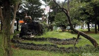 Awalnya taman ini terbuka untuk umum, namun dengan alasan keamanan akhirnya diberlakukan jam buka-tutup untuk taman ini.  (Rengga Sancaya/detikTravel)