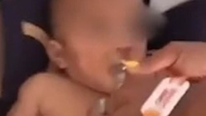 mencekoki bayi dengan minuman alkohol