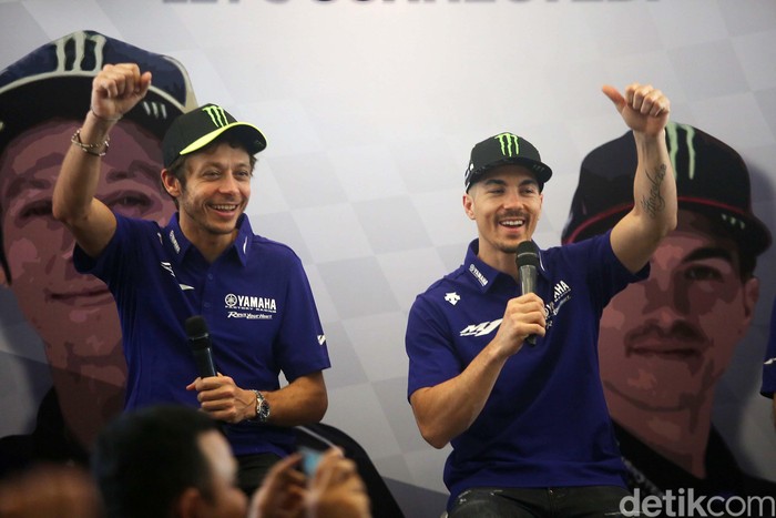Dua bintang MotoGP Valentino Rossi dan Maverick Vinales menyapa pendukungnya di Hotel Sheraton Bandara, Tangerang. Begini momennya.