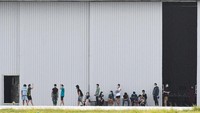 Mereka tampak ceria, santai dan berolahraga bersama tim kesehatan.